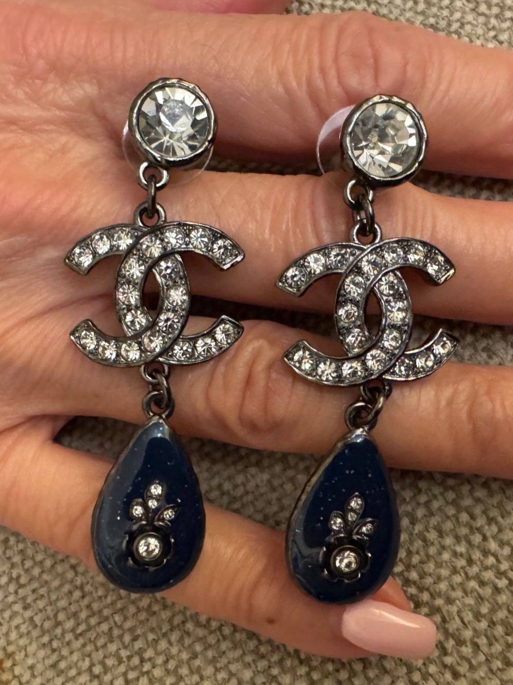 New Limited Edition Classic Chanel CC Logo Strass Crystal Dropped Earrings